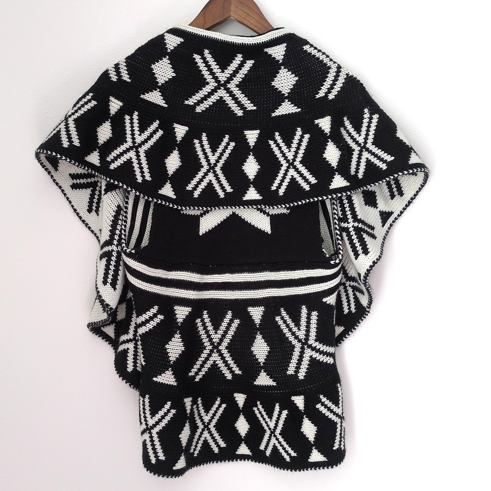 New Direction Black White Sz L Geo Swiss Pattern Open Front Poncho Sweater Vest - Picture 5 of 5